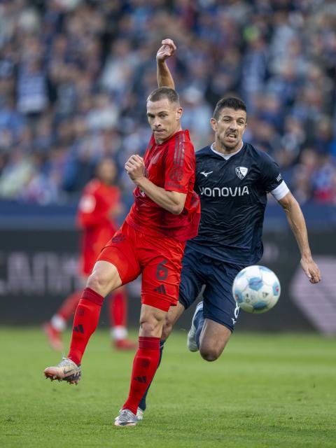 27 October 2024, North Rhine-Westphalia, Bochum: Bochum's Anthony Losilla (R) and Munich's Joshua Kimmich battle for the ball battle for the ball during the German Bundesliga soccer match between VfL Bochum and Bayern Munich at Vonovia Ruhrstadion. Photo: David Inderlied/dpa - WICHTIGER HINWEIS: Gemäß den Vorgaben der DFL Deutsche Fußball Liga bzw. des DFB Deutscher Fußball-Bund ist es untersagt, in dem Stadion und/oder vom Spiel angefertigte Fotoaufnahmen in Form von Sequenzbildern und/oder videoähnlichen Fotostrecken zu verwerten bzw. verwerten zu lassen.