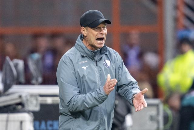 27 October 2024, North Rhine-Westphalia, Bochum: Bochum coach Markus Feldhoff gestures on the touchline during the German Bundesliga soccer match between VfL Bochum and Bayern Munich at Vonovia Ruhrstadion. Photo: David Inderlied/dpa - WICHTIGER HINWEIS: Gemäß den Vorgaben der DFL Deutsche Fußball Liga bzw. des DFB Deutscher Fußball-Bund ist es untersagt, in dem Stadion und/oder vom Spiel angefertigte Fotoaufnahmen in Form von Sequenzbildern und/oder videoähnlichen Fotostrecken zu verwerten bzw. verwerten zu lassen.