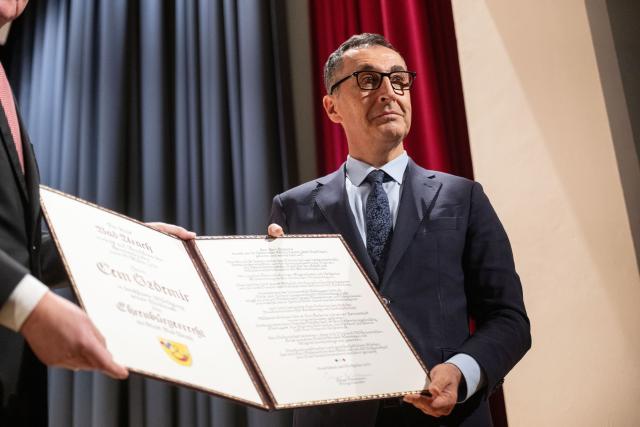 31 October 2024, Baden-Wuerttemberg, Bad Urach: German Minister of Agriculture Cem Oezdemir is awarded honorary citizenship of the town of Bad Urach in the festival hall. Photo: Marijan Murat/dpa