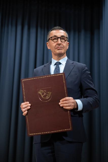 31 October 2024, Baden-Wuerttemberg, Bad Urach: German Minister of Agriculture Cem Oezdemir is awarded honorary citizenship of the town of Bad Urach in the festival hall. Photo: Marijan Murat/dpa