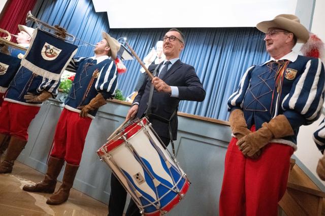 31 October 2024, Baden-Wuerttemberg, Bad Urach: German Minister of Agriculture Cem Oezdemir plays with the Bad Urach fanfare band and drums in the festival hall after being awarded honorary citizenship of the town of Bad Urach. Photo: Marijan Murat/dpa