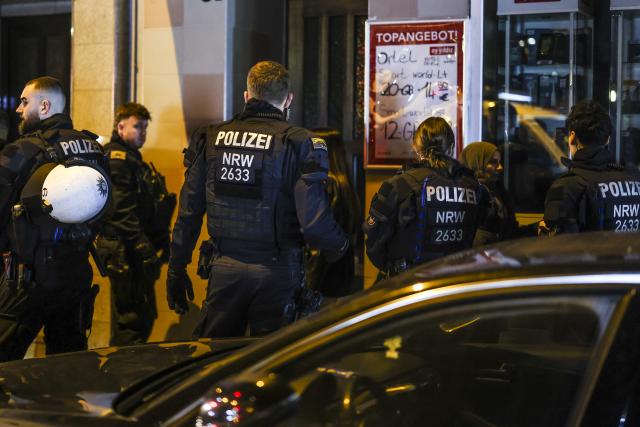 31 October 2024, North Rhine-Westphalia, Duisburg: Police deploy in Duisburg-Hochfeld to prevent riots. Last year, there were attacks on street cars on Halloween. Photo: Christoph Reichwein/dpa