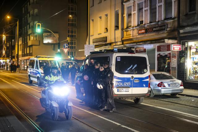 31 October 2024, North Rhine-Westphalia, Duisburg: Police deploy in Duisburg-Hochfeld to prevent riots. Last year, there were attacks on street cars on Halloween. Photo: Christoph Reichwein/dpa