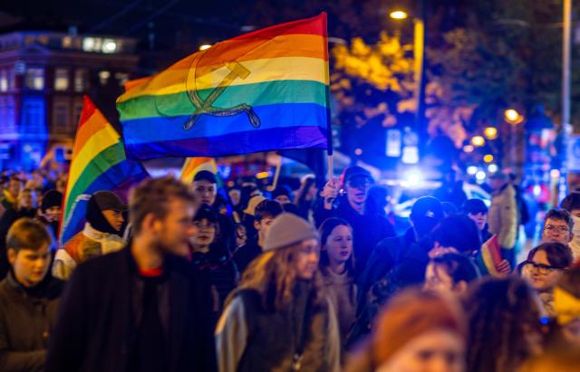 04 November 2024, Mecklenburg-Western Pomerania, Rostock: Demonstrators march through Rostock city center to protest against the suspected arson attack on a queer bar. According to the police, around 1,500 people took part in the event. Photo: Jens Büttner/dpa