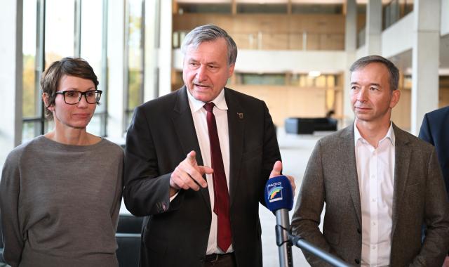 05 November 2024, Baden-Württemberg, Stuttgart: Hans-Ulrich Ruelke (C) Free Democratic Party (FDP) parliamentary group leader, Judith Skudelny (L) Secretary General of the FDP and Pascal Kober FDP member of parliament stand together during a joint statement on the repositioning at the Baden-Wuerttemberg state parliament. Photo: Bernd Weißbrod/dpa