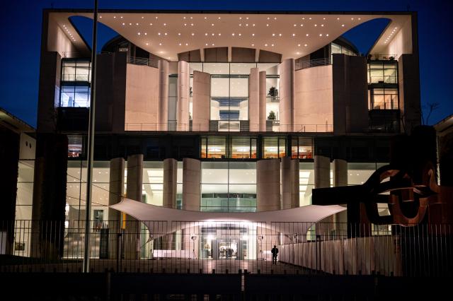 05 November 2024, Berlin: The Chancellery in the government district is brightly lit in the evening. Photo: Fabian Sommer/dpa