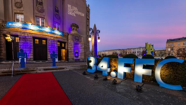 PRODUCTION - 05 November 2024, Brandenburg, Cottbus: The red carpet in front of the Staatstheater Cottbus is rolled out next to the film festival logo for the premiere guests of the opening  of the 34th edition of the festival of Eastern European in Cottbus. Photo: Frank Hammerschmidt/dpa