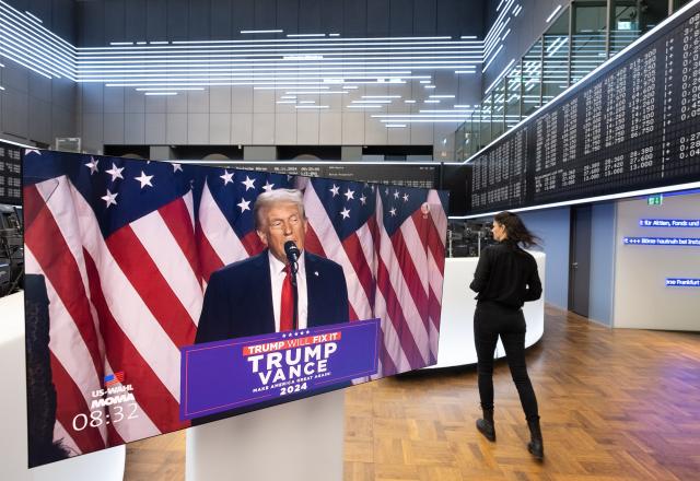 06 November 2024, Berlin, Frankfurt/Main: A speech by US presidential candidate Donald Trump is broadcasted live on a monitor in the trading hall of Deutsche Boerse in Frankfurt. Meanwhile, Trump has declared himself the winner of the election. Photo: Boris Roessler/dpa