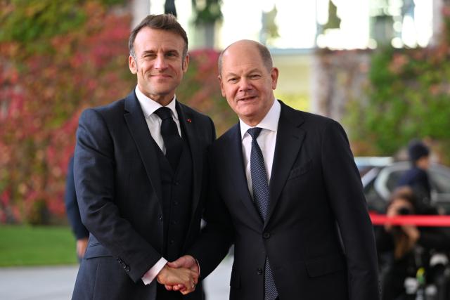 FILED - 18 October 2024, Berlin: German Chancellor Olaf Scholz welcomes French President Emmanuel Macron at the Chancellery. German Chancellor Olaf Scholz and French President Emmanuel Macron held a telephone conference on Wednesday morning in view of Donald Trump's likely impending victory in the US presidential election. Photo: Sebastian Gollnow/dpa