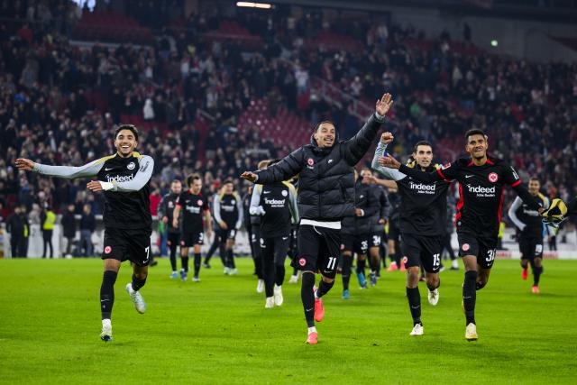 10 November 2024, Baden-Wuerttemberg, Stuttgart: (L-R) Frankfurt's Omar Marmoush, Hugo Ekitike, Ellyes Skhiri and Ansgar Knauff celebrate with the fans after the German Bundesliga soccer match between VfB Stuttgart and Eintracht Frankfurt at MHPArena. Photo: Tom Weller/dpa - WICHTIGER HINWEIS: Gemäß den Vorgaben der DFL Deutsche Fußball Liga bzw. des DFB Deutscher Fußball-Bund ist es untersagt, in dem Stadion und/oder vom Spiel angefertigte Fotoaufnahmen in Form von Sequenzbildern und/oder videoähnlichen Fotostrecken zu verwerten bzw. verwerten zu lassen.