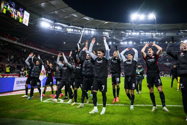 10 November 2024, Baden-Wuerttemberg, Stuttgart: Frankfurt's Omar Marmoush (C) and his teammates celebrate with the fans after the German Bundesliga soccer match between VfB Stuttgart and Eintracht Frankfurt at MHPArena. Photo: Tom Weller/dpa - WICHTIGER HINWEIS: Gemäß den Vorgaben der DFL Deutsche Fußball Liga bzw. des DFB Deutscher Fußball-Bund ist es untersagt, in dem Stadion und/oder vom Spiel angefertigte Fotoaufnahmen in Form von Sequenzbildern und/oder videoähnlichen Fotostrecken zu verwerten bzw. verwerten zu lassen.