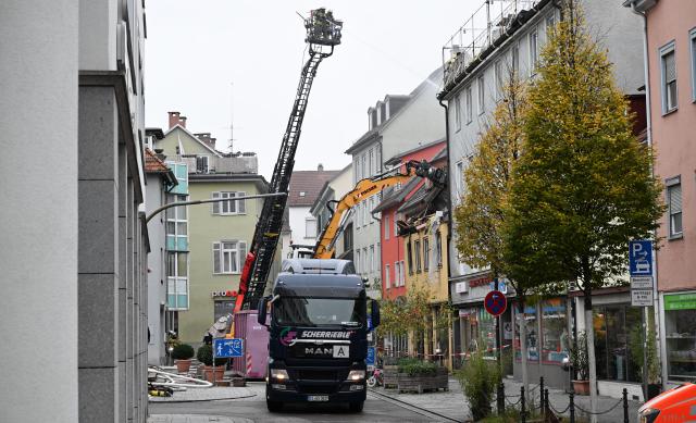 14 November 2024, Baden-Württemberg, Esslingen: Firefighters extinguish a fire in where two dead bodies were found. Photo: Bernd Weißbrod/dpa