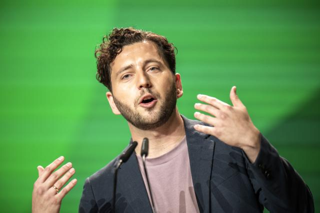 16 November 2024, Hesse, Wiesbaden: Felix Banaszak, designated federal chairman of Alliance90/The Greens, speaks at the Greens' federal delegates' conference. Delegates elected Brantner as new co-chair of the German Green Party at the conference. Photo: Michael Kappeler/dpa