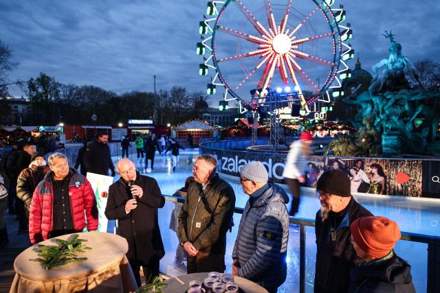 25 November 2024, Berlin: Governing Mayor of Berlin Kai Wegner (2nd L) visits the Christmas market in front of the Rotes Rathaus. Photo: Hannes P. Albert/dpa