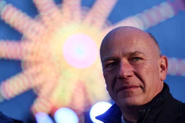 25 November 2024, Berlin: Governing Mayor of Berlin Kai Wegner visits the Christmas market in front of the Rotes Rathaus. Photo: Hannes P. Albert/dpa