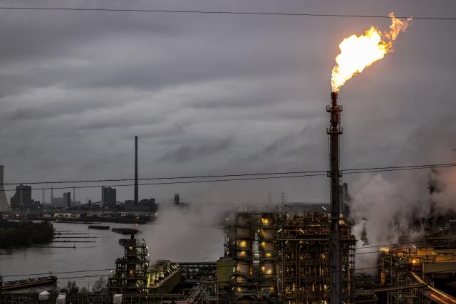 25 November 2024, North Rhine-Westphalia, Duisburg: A view of the Thyssenkrupp Steel plant site in Duisburg from a nearby hill. Germany's largest steel company, Thyssenkrupp Steel Europe, plans to cut several thousand jobs in the coming years. Photo: Christoph Reichwein/dpa