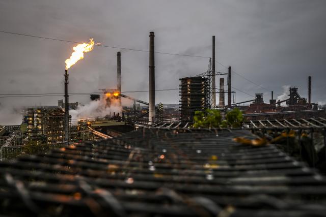 25 November 2024, North Rhine-Westphalia, Duisburg: A view of the Thyssenkrupp Steel plant site in Duisburg from a nearby hill. Germany's largest steel company, Thyssenkrupp Steel Europe, plans to cut several thousand jobs in the coming years. Photo: Christoph Reichwein/dpa