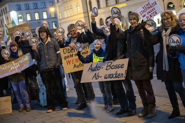 26 November 2024, Bavaria, Munich: Demonstrators take part in a rally organized by the Munich Nature Conservation Association against further IAAs exhibition. The Munich City Council will decide on Wednesday whether to host further exhibitions in the city center. Photo: Lukas Barth/dpa