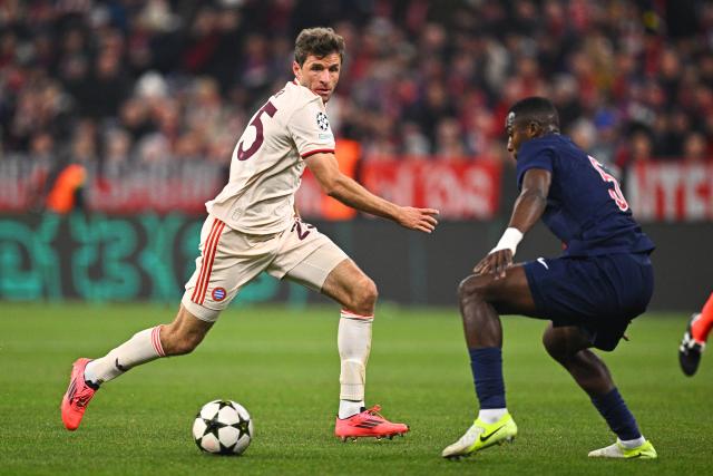 26 November 2024, Bavaria, Munich: Munich's Thomas Mueller (L) and Paris Saint-Germain's Willian Pacho battle for the ball during the UEFA Champions League soccer match between FC Bayern Munich and Paris Saint-Germain at the Allianz Arena. Photo: Tom Weller/dpa