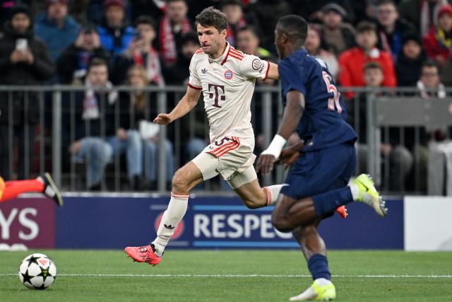 26 November 2024, Bavaria, Munich: Munich's Thomas Mueller (L) and Paris Saint-Germain's Willian Pacho battle for the ball during the UEFA Champions League soccer match between FC Bayern Munich and Paris Saint-Germain at the Allianz Arena. Photo: Sven Hoppe/dpa