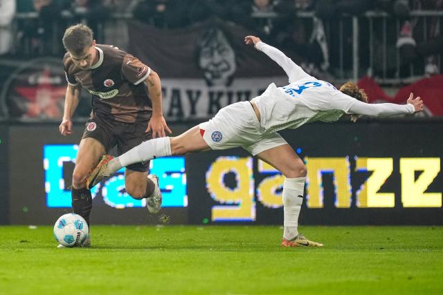 29 November 2024, Hamburg: Pauli's David Nemeth (L) and Kiel's Finn Porath battle for the ball during the German Bundesliga soccer match between FC St. Pauli and Holstein Kiel at the Millerntor Stadium. Photo: Marcus Brandt/dpa - WICHTIGER HINWEIS: Gemäß den Vorgaben der DFL Deutsche Fußball Liga bzw. des DFB Deutscher Fußball-Bund ist es untersagt, in dem Stadion und/oder vom Spiel angefertigte Fotoaufnahmen in Form von Sequenzbildern und/oder videoähnlichen Fotostrecken zu verwerten bzw. verwerten zu lassen.