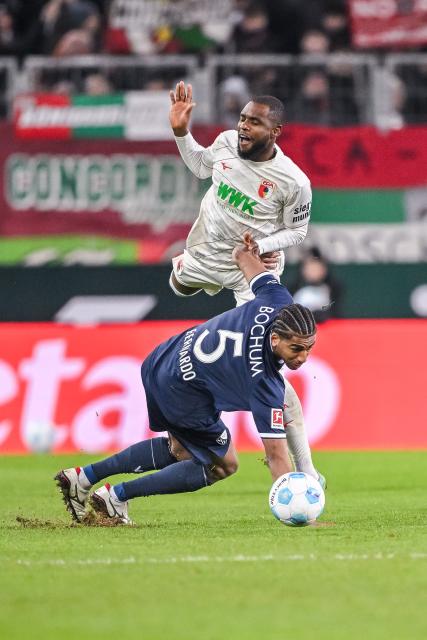 30 November 2024, Bavaria, Augsburg: Augsburg's Frank Onyeka (Up) and Bochum's Bernardo battle for the ball during the German Bundesliga soccer match between FC Augsburg and VfL Bochum at WWK-Arena. Photo: Harry Langer/dpa - WICHTIGER HINWEIS: Gemäß den Vorgaben der DFL Deutsche Fußball Liga bzw. des DFB Deutscher Fußball-Bund ist es untersagt, in dem Stadion und/oder vom Spiel angefertigte Fotoaufnahmen in Form von Sequenzbildern und/oder videoähnlichen Fotostrecken zu verwerten bzw. verwerten zu lassen.