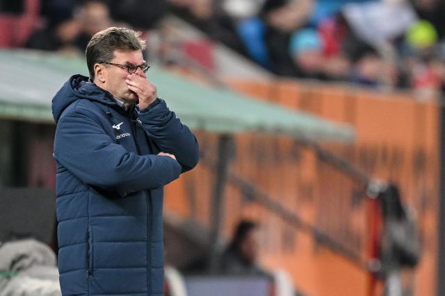 30 November 2024, Bavaria, Augsburg: Bochum coach Dieter Hecking stands on the touchline during the German Bundesliga soccer match between FC Augsburg and VfL Bochum at WWK-Arena. Photo: Harry Langer/dpa - WICHTIGER HINWEIS: Gemäß den Vorgaben der DFL Deutsche Fußball Liga bzw. des DFB Deutscher Fußball-Bund ist es untersagt, in dem Stadion und/oder vom Spiel angefertigte Fotoaufnahmen in Form von Sequenzbildern und/oder videoähnlichen Fotostrecken zu verwerten bzw. verwerten zu lassen.