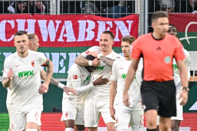 30 November 2024, Bavaria, Augsburg: Augsburg's Phillip Tietz (C) celebrates scoring his side's first goal with teammates during the German Bundesliga soccer match between FC Augsburg and VfL Bochum at WWK-Arena. Photo: Harry Langer/dpa - WICHTIGER HINWEIS: Gemäß den Vorgaben der DFL Deutsche Fußball Liga bzw. des DFB Deutscher Fußball-Bund ist es untersagt, in dem Stadion und/oder vom Spiel angefertigte Fotoaufnahmen in Form von Sequenzbildern und/oder videoähnlichen Fotostrecken zu verwerten bzw. verwerten zu lassen.