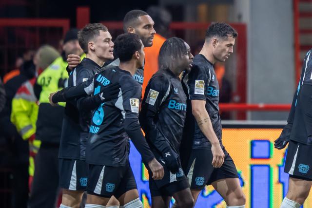 30 November 2024, Berlin: Bayer Leverkusen players celebrate their side's second goal during the German Bundesliga soccer match between 1. FC Union Berlin and Bayer Leverkusen at An der Alten Foersterei. Photo: Andreas Gora/dpa - WICHTIGER HINWEIS: Gemäß den Vorgaben der DFL Deutsche Fußball Liga bzw. des DFB Deutscher Fußball-Bund ist es untersagt, in dem Stadion und/oder vom Spiel angefertigte Fotoaufnahmen in Form von Sequenzbildern und/oder videoähnlichen Fotostrecken zu verwerten bzw. verwerten zu lassen.