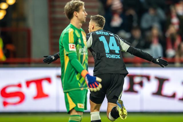 30 November 2024, Berlin: Bayer Leverkusen's Patrik Schick (R) celebrates scoring his side's second goal during the German Bundesliga soccer match between 1. FC Union Berlin and Bayer Leverkusen at An der Alten Foersterei. Photo: Andreas Gora/dpa - WICHTIGER HINWEIS: Gemäß den Vorgaben der DFL Deutsche Fußball Liga bzw. des DFB Deutscher Fußball-Bund ist es untersagt, in dem Stadion und/oder vom Spiel angefertigte Fotoaufnahmen in Form von Sequenzbildern und/oder videoähnlichen Fotostrecken zu verwerten bzw. verwerten zu lassen.