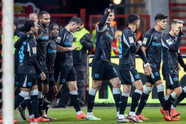 30 November 2024, Berlin: Bayer Leverkusen's Patrik Schick (C) celebrates scoring his side's second goal with teammates during the German Bundesliga soccer match between 1. FC Union Berlin and Bayer Leverkusen at An der Alten Foersterei. Photo: Andreas Gora/dpa - WICHTIGER HINWEIS: Gemäß den Vorgaben der DFL Deutsche Fußball Liga bzw. des DFB Deutscher Fußball-Bund ist es untersagt, in dem Stadion und/oder vom Spiel angefertigte Fotoaufnahmen in Form von Sequenzbildern und/oder videoähnlichen Fotostrecken zu verwerten bzw. verwerten zu lassen.