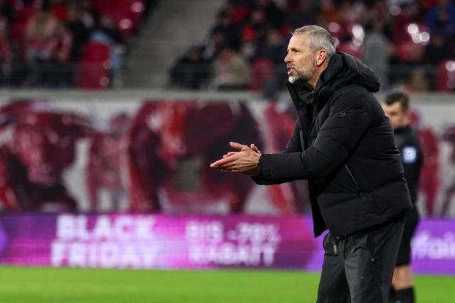 30 November 2024, Saxony, Leipzig: Leipzig coach Marco Rose gestures on the touchline during the German Bundesliga soccer match between RB Leipzig and VfL Wolfsburg at Red Bull Arena. Photo: Jan Woitas/dpa - WICHTIGER HINWEIS: Gemäß den Vorgaben der DFL Deutsche Fußball Liga bzw. des DFB Deutscher Fußball-Bund ist es untersagt, in dem Stadion und/oder vom Spiel angefertigte Fotoaufnahmen in Form von Sequenzbildern und/oder videoähnlichen Fotostrecken zu verwerten bzw. verwerten zu lassen.