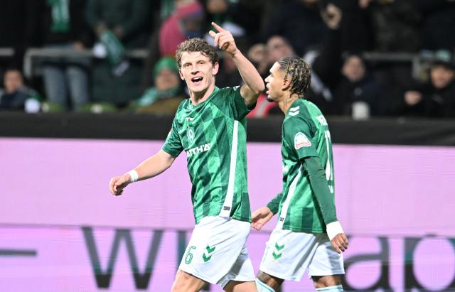 30 November 2024, Bremen: Werder's Jens Stage celebrates scoring his side's second goal during the German Bundesliga soccer match between Werder Bremen and VfB Stuttgart at Weser Stadium. Photo: Carmen Jaspersen/dpa - WICHTIGER HINWEIS: Gemäß den Vorgaben der DFL Deutsche Fußball Liga bzw. des DFB Deutscher Fußball-Bund ist es untersagt, in dem Stadion und/oder vom Spiel angefertigte Fotoaufnahmen in Form von Sequenzbildern und/oder videoähnlichen Fotostrecken zu verwerten bzw. verwerten zu lassen.