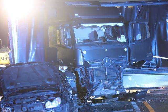 30 November 2024, North Rhine-Westphalia, Hagen: A truck stands next to a damaged car at the scene of an accident on the Autobahn 1 near Hagen. Several people were seriously injured during the chaotic journey of a truck across several highways in North Rhine-Westphalia, according to the police. Photo: Sascha Thelen/dpa