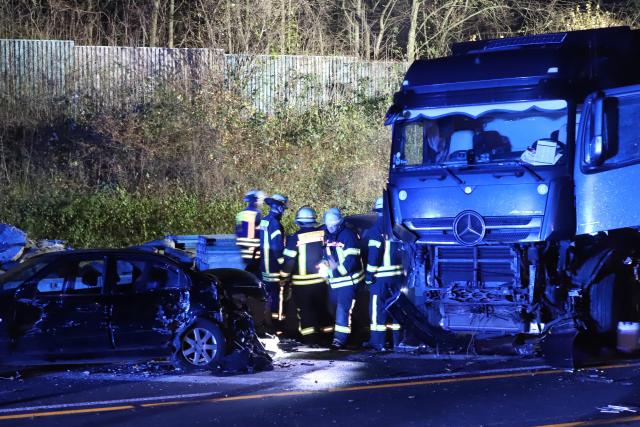 30 November 2024, North Rhine-Westphalia, Hagen: Firefighters stand next to a truck at the scene of an accident on the Autobahn 1 near Hagen. Several people were seriously injured during the chaotic journey of a truck across several highways in North Rhine-Westphalia, according to the police. Photo: Sascha Thelen/dpa