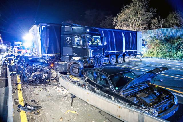 30 November 2024, North Rhine-Westphalia, Hagen: A truck stands next to damaged cars at the scene of an accident on the Autobahn 1 near Hagen. Several people were seriously injured during the chaotic journey of a truck across several highways in North Rhine-Westphalia, according to the police. Photo: Alex Talash/dpa