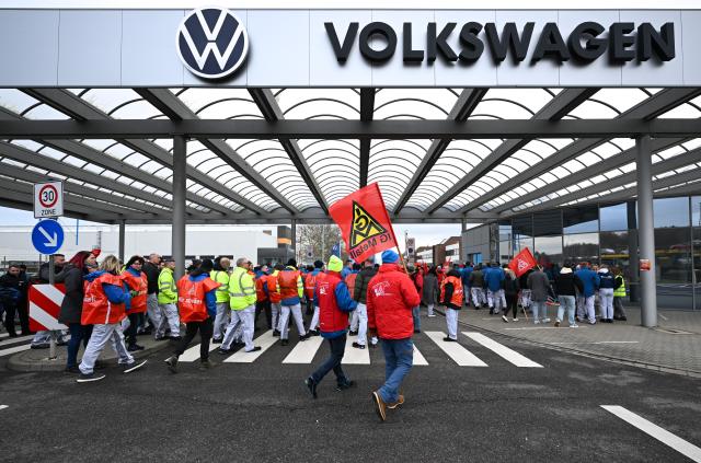 02 December 2024, Saxony, Zwickau: Volkswagen employees take part in a warning strike at the Zwickau plant. German auto giant Volkswagen is bracing for widespread strikes on 02 December as the IG Metall trade union is launching a major protest against proposed wage cuts and potential lay-offs and plant closures. Photo: Hendrik Schmidt/dpa