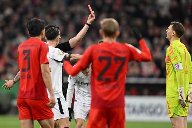 03 December 2024, Bavaria, Munich: Munich goalkeeper Manuel Neuer (R) receives the red card during the German DFB Cup round of 16 soccer match between Bayern Munich and Bayer Leverkusen at the Allianz Arena. Photo: Sven Hoppe/dpa - IMPORTANT NOTICE: DFL and DFB regulations prohibit any use of photographs as image sequences and/or quasi-video.