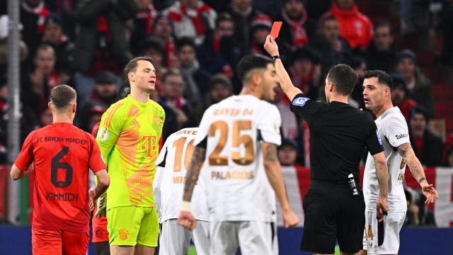 03 December 2024, Bavaria, Munich: Referee Harm Osmers (2nd R) shows Munich's goalkeeper Manuel Neuer (2nd L) the red card during the German DFB Cup round of 16 soccer match between Bayern Munich and Bayer Leverkusen at the Allianz Arena. Photo: Tom Weller/dpa - IMPORTANT NOTICE: DFL and DFB regulations prohibit any use of photographs as image sequences and/or quasi-video.