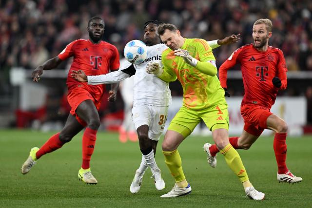 03 December 2024, Bavaria, Munich: Munich goalkeeper Manuel Neuer (2nd R) tackles Leverkusen's Jeremie Frimpong (C) during the German DFB Cup round of 16 soccer match between Bayern Munich and Bayer Leverkusen at the Allianz Arena. Photo: Sven Hoppe/dpa - IMPORTANT NOTICE: DFL and DFB regulations prohibit any use of photographs as image sequences and/or quasi-video.