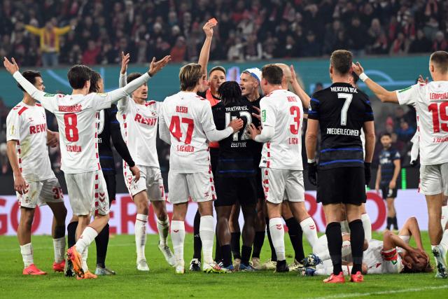 04 December 2024, North Rhine-Westphalia, Cologne: Referee Tobias Reichel shows Berlin's Deyovaisio Zeefuik (C) the red card during the German DFB Cup round of 16 soccer match between 1. FC Cologne and Hertha Berlin at the RheinEnergieSTADION. Photo: Federico Gambarini/dpa - WICHTIGER HINWEIS: Gemäß den Vorgaben der DFL Deutsche Fußball Liga bzw. des DFB Deutscher Fußball-Bund ist es untersagt, in dem Stadion und/oder vom Spiel angefertigte Fotoaufnahmen in Form von Sequenzbildern und/oder videoähnlichen Fotostrecken zu verwerten bzw. verwerten zu lassen.