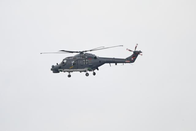 FILED - 05 May 2024, Lower Saxony, Wilhelmshaven: The "Sea Lynx" helicopter welcomes the waiting relatives from the air. The crew of a Russian ship in the Baltic Sea shot signal ammunition at a German military helicopter, according to dpa sources on Wednesday. Photo: Lars Penning/dpa