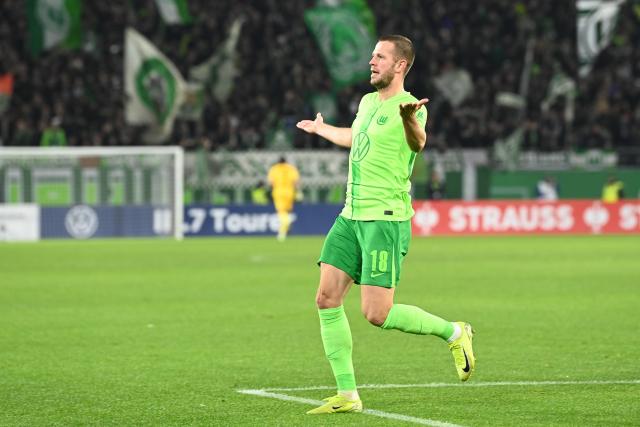 04 December 2024, Lower Saxony, Wolfsburg: Wolfsburg's Denis Vavro celebrates after scoring his side's first goal of the game during the German DFB Cup round of 16 soccer match between VfL Wolfsburg and TSG 1899 Hoffenheim at the Volkswagen Arena Photo: Swen Pförtner/dpa - WICHTIGER HINWEIS: Gemäß den Vorgaben der DFL Deutsche Fußball Liga bzw. des DFB Deutscher Fußball-Bund ist es untersagt, in dem Stadion und/oder vom Spiel angefertigte Fotoaufnahmen in Form von Sequenzbildern und/oder videoähnlichen Fotostrecken zu verwerten bzw. verwerten zu lassen.