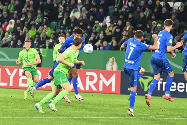 04 December 2024, Lower Saxony, Wolfsburg: Wolfsburg's Denis Vavro (L) scores his side's first goal of the game during the German DFB Cup round of 16 soccer match between VfL Wolfsburg and TSG 1899 Hoffenheim at the Volkswagen Arena Photo: Swen Pförtner/dpa - WICHTIGER HINWEIS: Gemäß den Vorgaben der DFL Deutsche Fußball Liga bzw. des DFB Deutscher Fußball-Bund ist es untersagt, in dem Stadion und/oder vom Spiel angefertigte Fotoaufnahmen in Form von Sequenzbildern und/oder videoähnlichen Fotostrecken zu verwerten bzw. verwerten zu lassen.