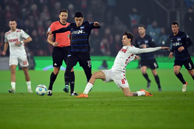 04 December 2024, North Rhine-Westphalia, Cologne: Cologne's Denis Huseinbasic (R) and Berlin's Ibrahim Maza battle for the ball during the German DFB Cup round of 16 soccer match between 1. FC Cologne and Hertha Berlin at the RheinEnergieSTADION. Photo: Federico Gambarini/dpa - WICHTIGER HINWEIS: Gemäß den Vorgaben der DFL Deutsche Fußball Liga bzw. des DFB Deutscher Fußball-Bund ist es untersagt, in dem Stadion und/oder vom Spiel angefertigte Fotoaufnahmen in Form von Sequenzbildern und/oder videoähnlichen Fotostrecken zu verwerten bzw. verwerten zu lassen.