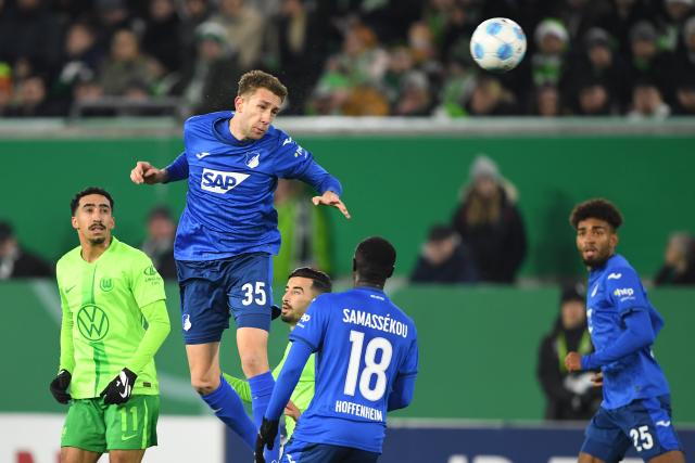 04 December 2024, Lower Saxony, Wolfsburg: Hoffenheim's Arthur Chaves heads towards goal during the German DFB Cup round of 16 soccer match between VfL Wolfsburg and TSG 1899 Hoffenheim at the Volkswagen Arena Photo: Swen Pförtner/dpa - WICHTIGER HINWEIS: Gemäß den Vorgaben der DFL Deutsche Fußball Liga bzw. des DFB Deutscher Fußball-Bund ist es untersagt, in dem Stadion und/oder vom Spiel angefertigte Fotoaufnahmen in Form von Sequenzbildern und/oder videoähnlichen Fotostrecken zu verwerten bzw. verwerten zu lassen.