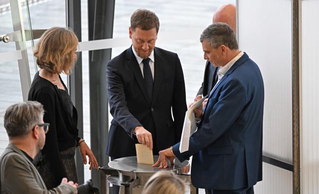 18 December 2024, Saxony, Dresden: Incumbent Michael Kretschmer casts his vote in the second round of the election of a new Minister President of Saxony in the plenary chamber of the Saxon state parliament. Photo: Sebastian Kahnert/dpa