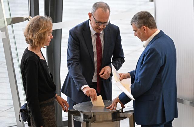 18 December 2024, Saxony, Dresden: Joerg Urban (C), Chairman of the AfD in Saxony, casts his vote in the second round of the election for a new Minister President of Saxony in the plenary chamber of the Saxon state parliament. Photo: Sebastian Kahnert/dpa