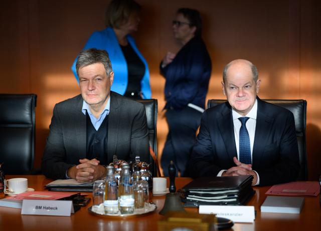 18 December 2024, Berlin: German Minister for Economic Affairs and Climate Protection, Robert Habeck (L), and German Chancellor Olaf Scholz attend the Cabinet meeting at the German Chancellery. Photo: Bernd von Jutrczenka/dpa