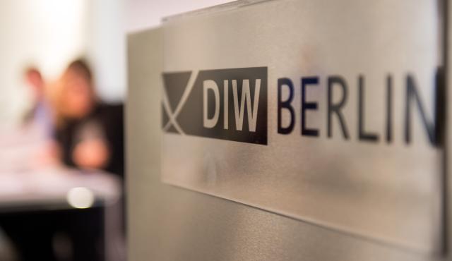 FILED - 21 January 2015, Berlin: The logo of the German Institute for Economic Research (DIW), is pictured during a press conference on the "Managerinnen-Barometer 2015". Germany's industrial, manufacturing and service sectors continued to weaken in the final quarter of 2024, according to the latest economic barometer from DIW released on Thursday. Photo: Lukas Schulze/dpa